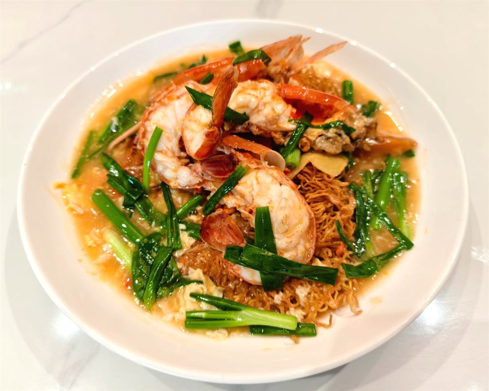 Fried Cantonese noodle with river prawn